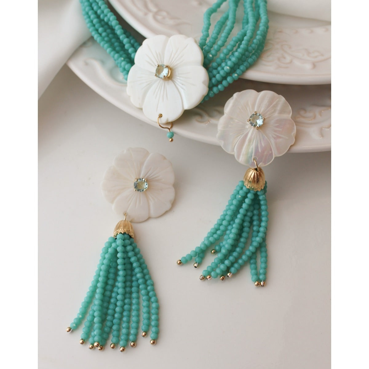 Gargantilha Jaque Flor Madrepérola Zircônia Cristais Turquesa Folheada a Ouro 18k