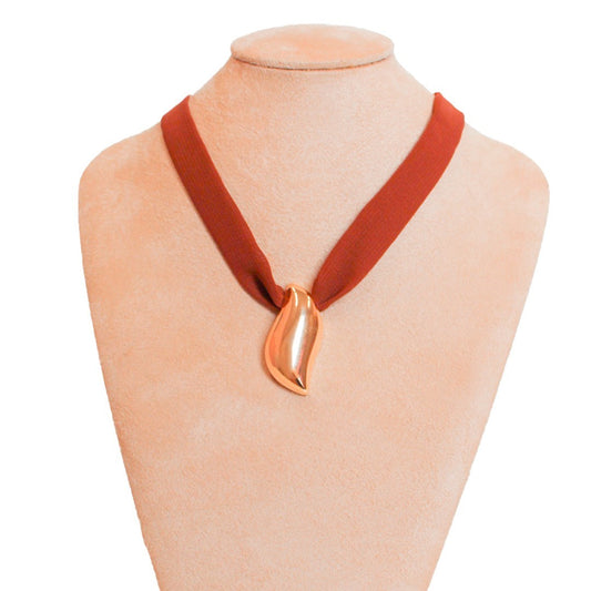 Colar Skye Marrom Pingente Orgânico Folheado a Ouro 18k