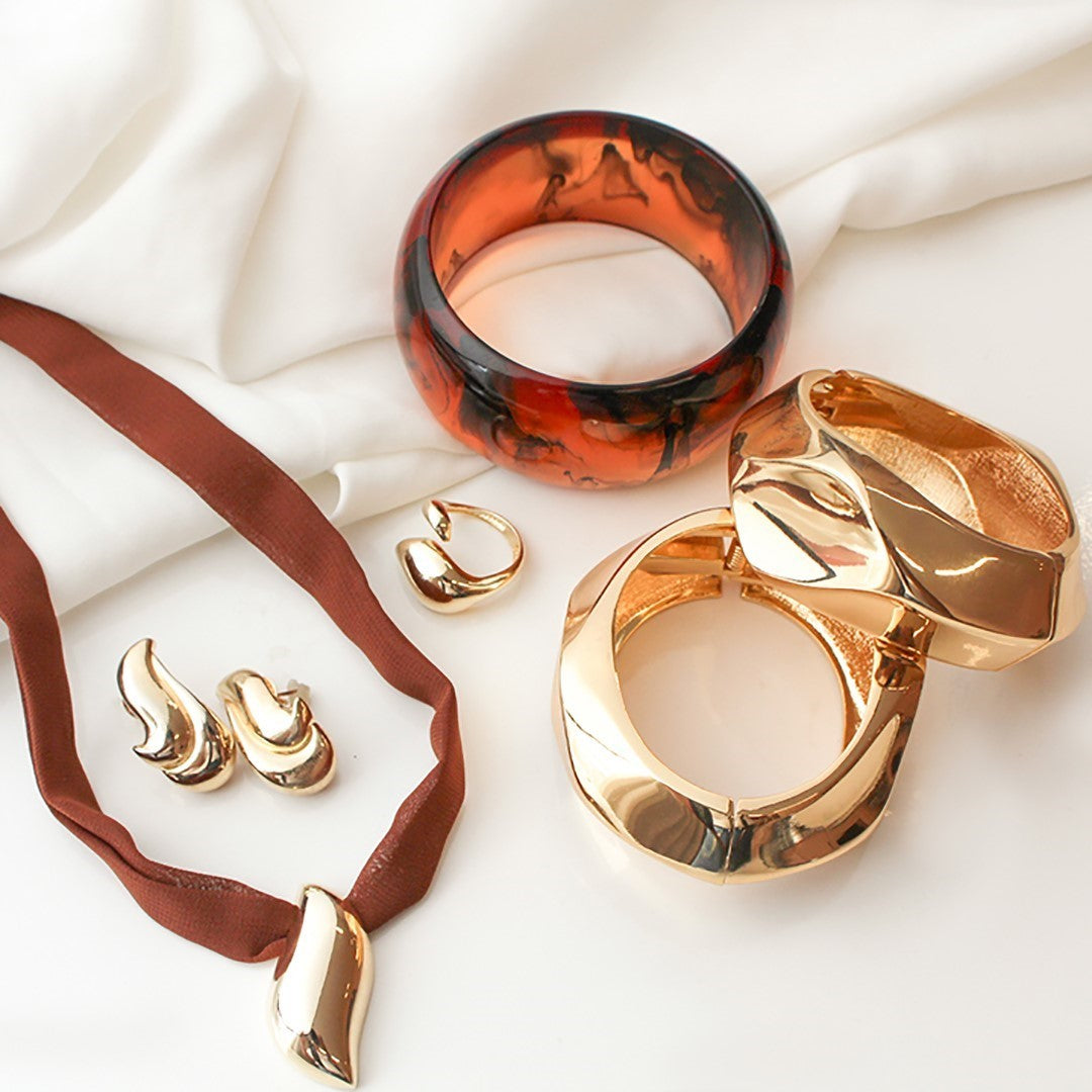 Colar Skye Marrom Pingente Orgânico Folheado a Ouro 18k