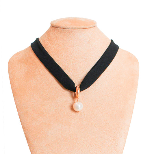 Colar Vick Preto Pingente Pérola Folheado a Ouro 18k