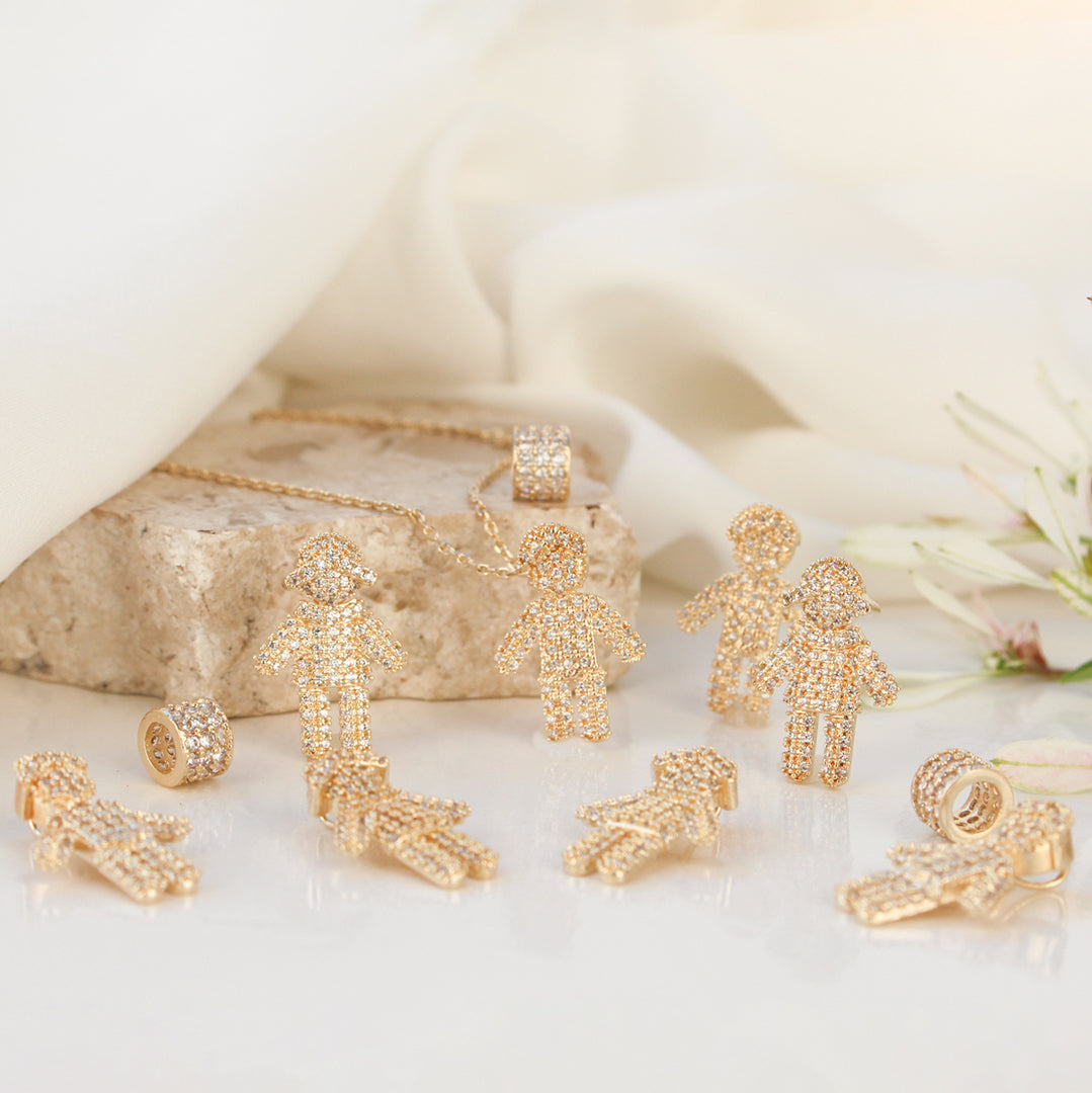 Pingente Menino Zircônias Folheado a Ouro 18k