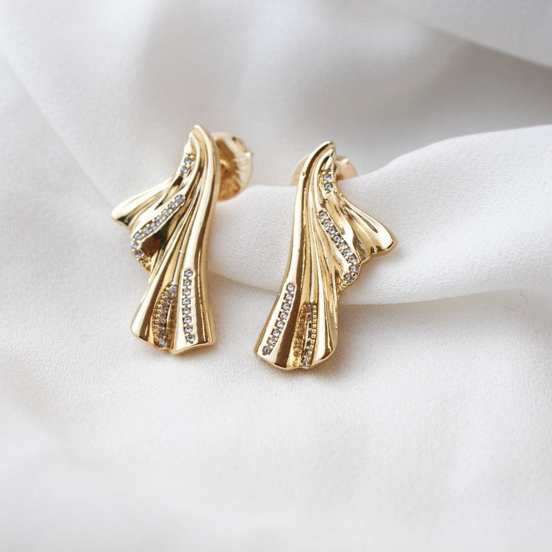Brinco Marisa Orgânico Zircônias Folheado a Ouro 18k - Piuka