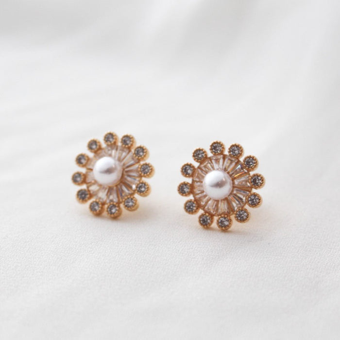 Brinco Flor Sofia Pérolas Zircônias Folheado a Ouro 18k