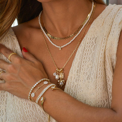 Pulseira Alice Flor Mini Pérolas Folheada a Ouro 18k