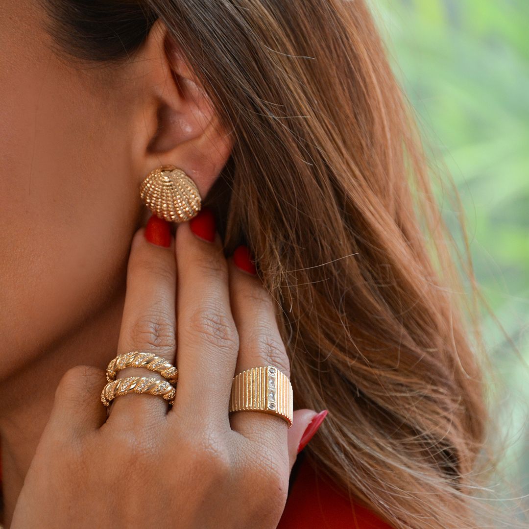 Brinco Concha Malu Texturizado Folheado a Ouro 18k