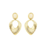 Brinco Marilia Folha Resina Off White Folheado a Ouro 18k