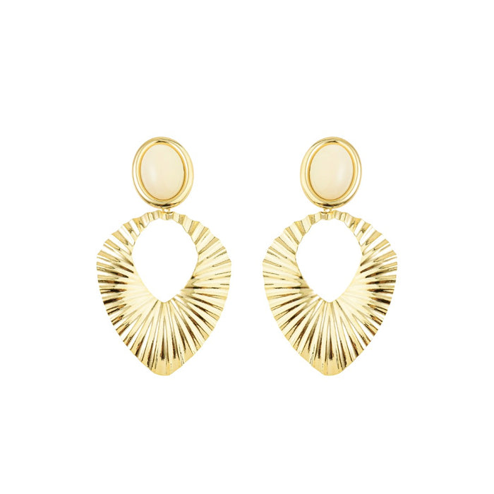 Brinco Marilia Folha Resina Off White Folheado a Ouro 18k