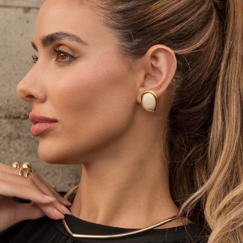 Brinco Botão Oval Lara Off White Folheado a Ouro 18k