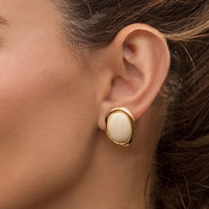 Brinco Botão Oval Lara Off White Folheado a Ouro 18k