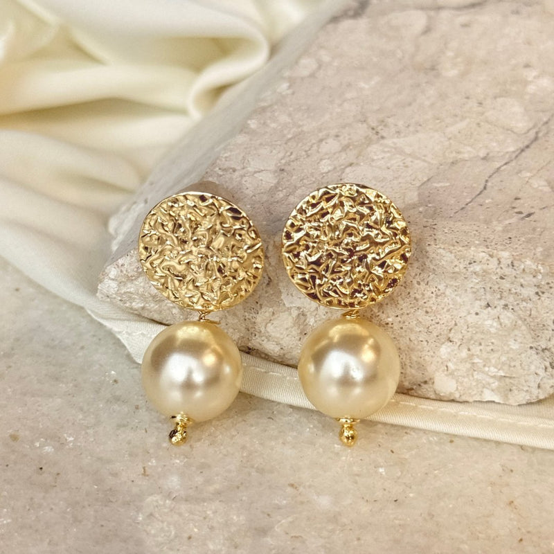 Brinco Pérola Diana Redondo Texturizado Folheado a Ouro 18k