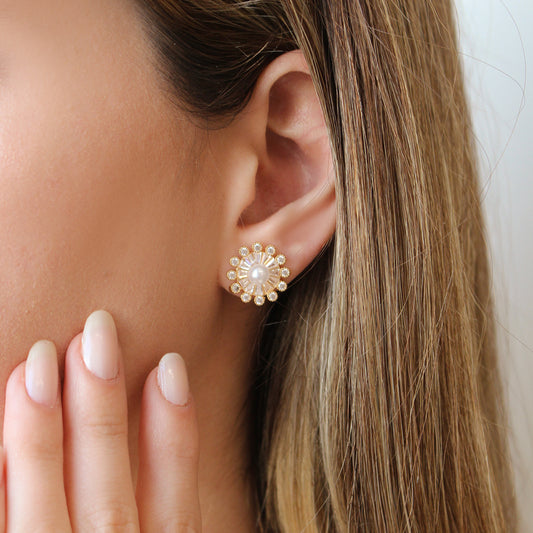 Brinco Flor Sofia Pérolas Zircônias Folheado a Ouro 18k