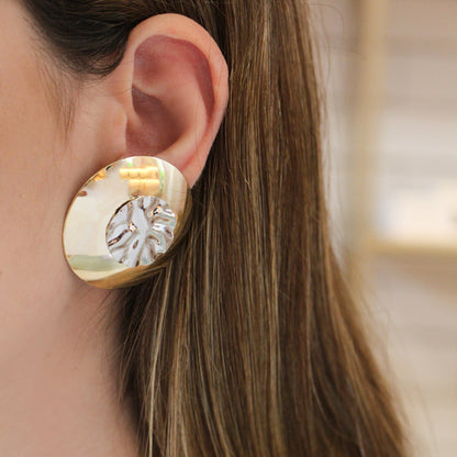 Brinco Botão Texturizado Teresa Folheado a Ouro 18k Folheado em Ródio Branco