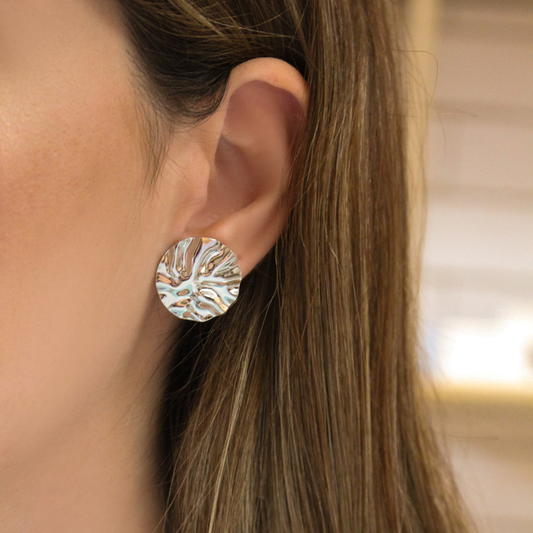 Brinco Botão Texturizado Teresa Folheado a Ouro 18k Folheado em Ródio Branco