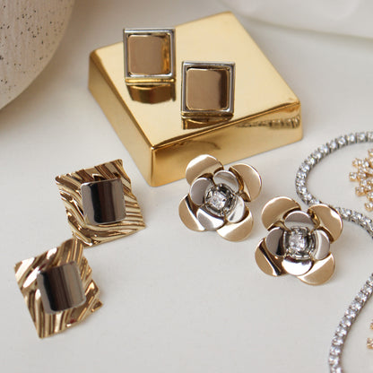 Brinco Flor Eloá G Folheado a Ouro 18k Folheado em Ródio Branco