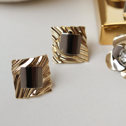 Brinco Quadrado Texturizado Lara Folheado a Ouro 18k Folheado em Ródio Branco