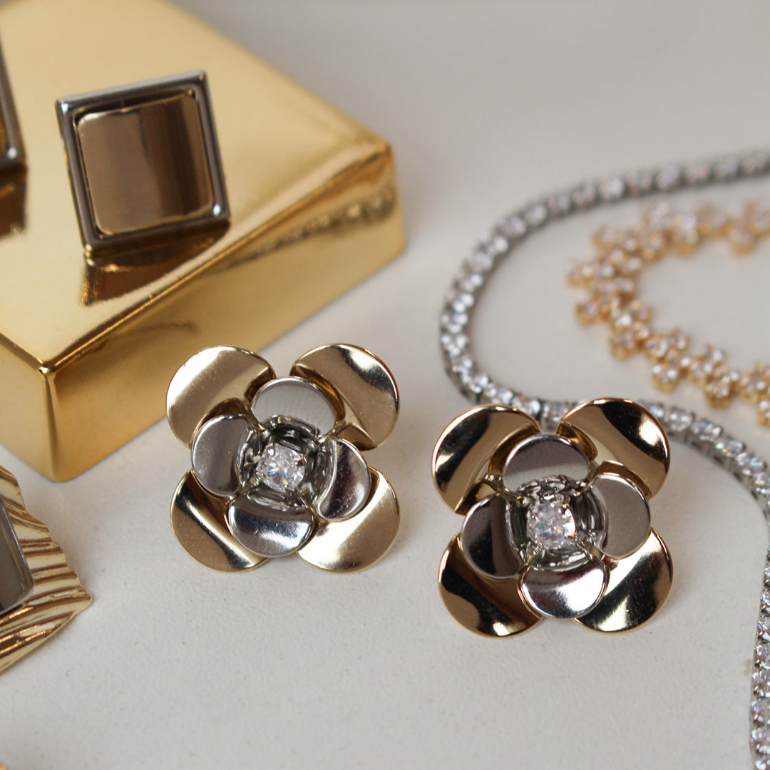 Brinco Flor Eloá G Folheado a Ouro 18k Folheado em Ródio Branco