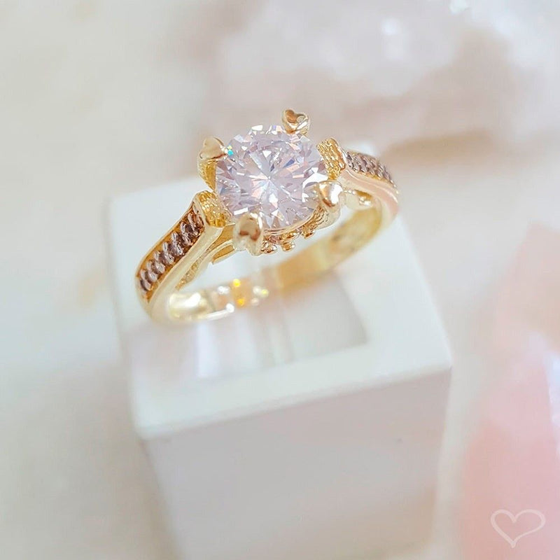 Anel Solitário Piuka Charlotte Zircônia Cristal Trabalhado Folheado a Ouro 18k - Piuka
