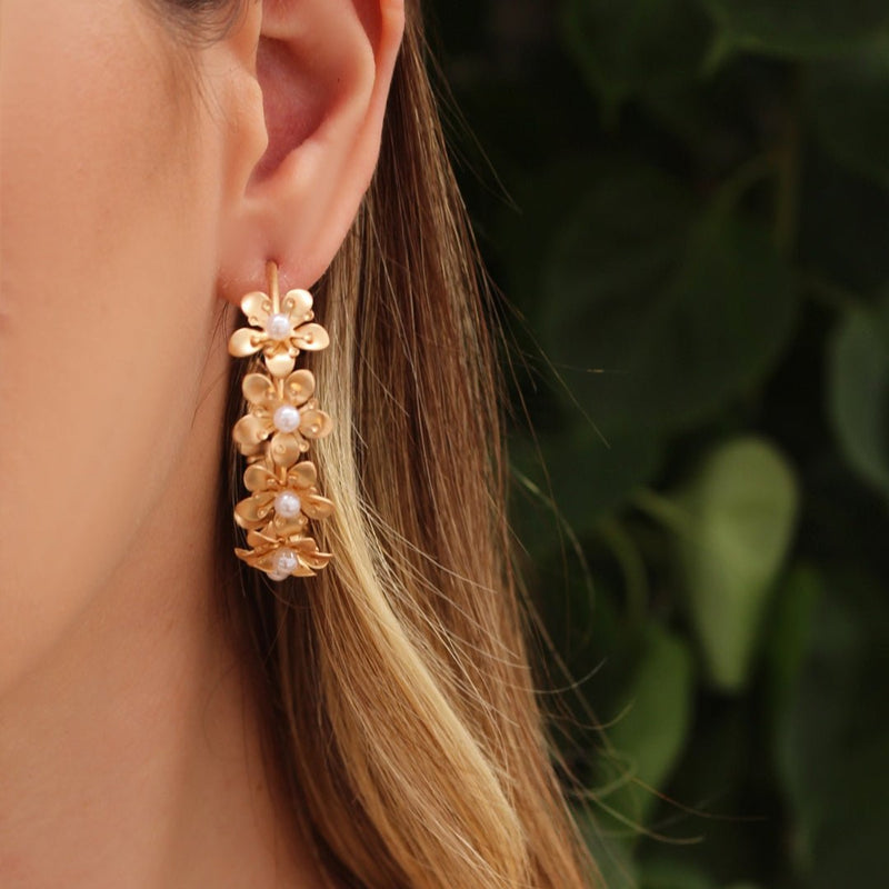 Brinco de Argola Flor Lírio Dourado e Pérolas - Piuka