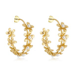 Brinco de Argola Flor Lírio Dourado e Pérolas - Piuka