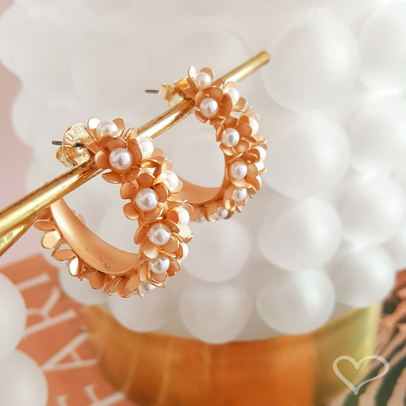 Brinco de Argola Flor Lirís Dourado - Piuka