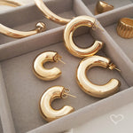 Brinco de Argola Tubo G Ariel Folheado a Ouro 18k - Piuka