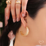 Brinco de Arogla Texturizada Frida Folheado a Ouro 18k - Piuka