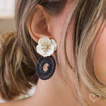 Brinco de Flor Azaléia Branco e Preto - Piuka