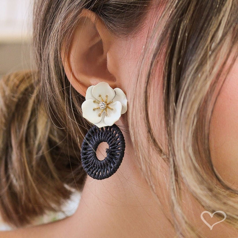 Brinco de Flor Azaléia Branco e Preto - Piuka