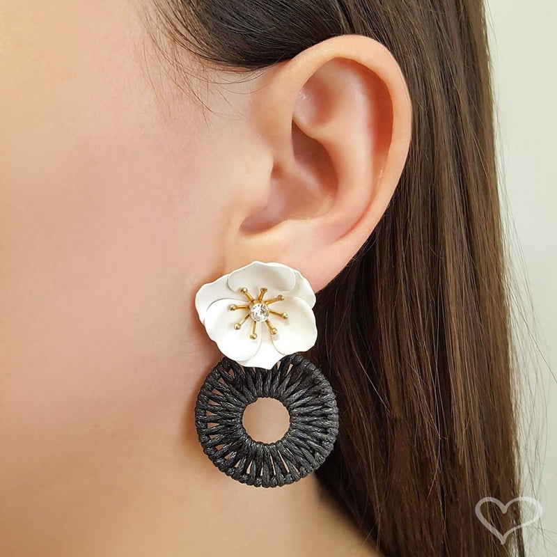 Brinco de Flor Azaléia Branco e Preto - Piuka