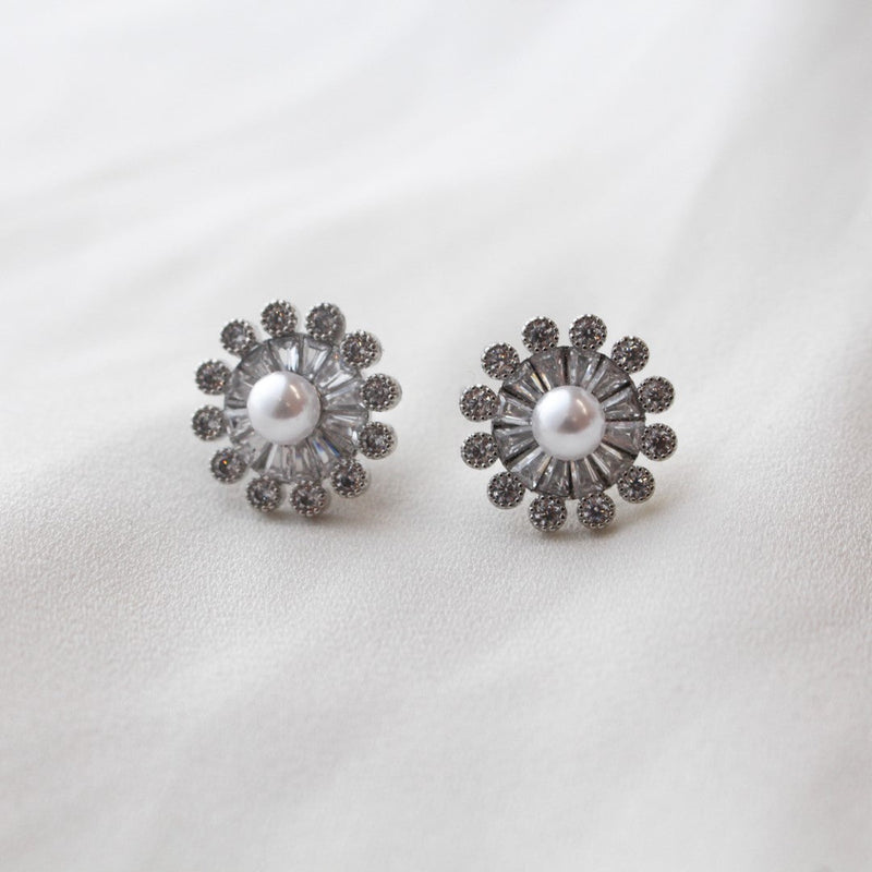 Brinco Flor Sofia Pérolas Zircônias Folheado em Ródio Branco - Piuka