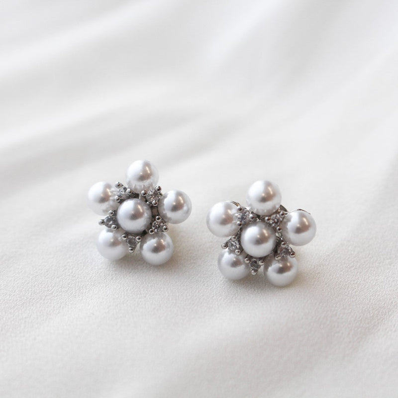 Brinco Flor Suzy Pérolas Zircônias Folheado em Ródio Branco - Piuka