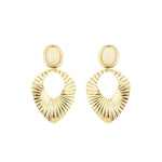 Brinco Marilia Folha Resina Off White Folheado a Ouro 18k - Piuka