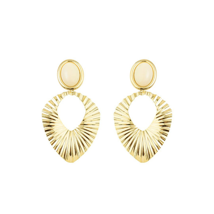 Brinco Marilia Folha Resina Off White Folheado a Ouro 18k