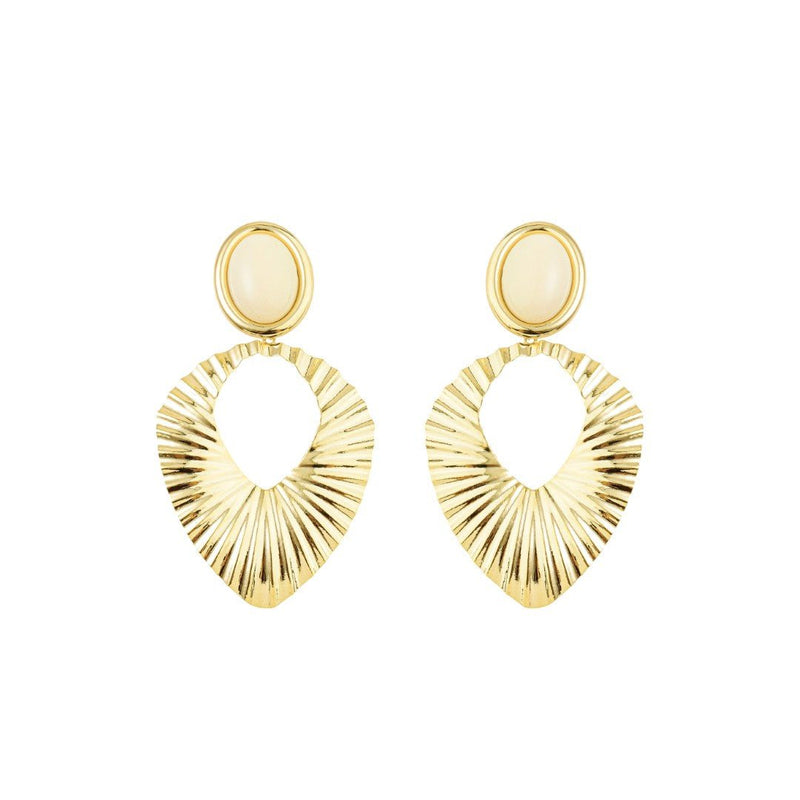 Brinco Marilia Folha Resina Off White Folheado a Ouro 18k - Piuka