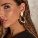 Brinco Marilia Folha Resina Off White Folheado a Ouro 18k - Piuka