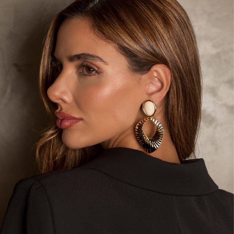 Brinco Marilia Folha Resina Off White Folheado a Ouro 18k - Piuka