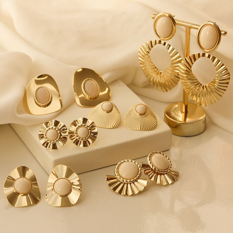 Brinco Marina Gota Resina Off White Folheado a Ouro 18k - Piuka