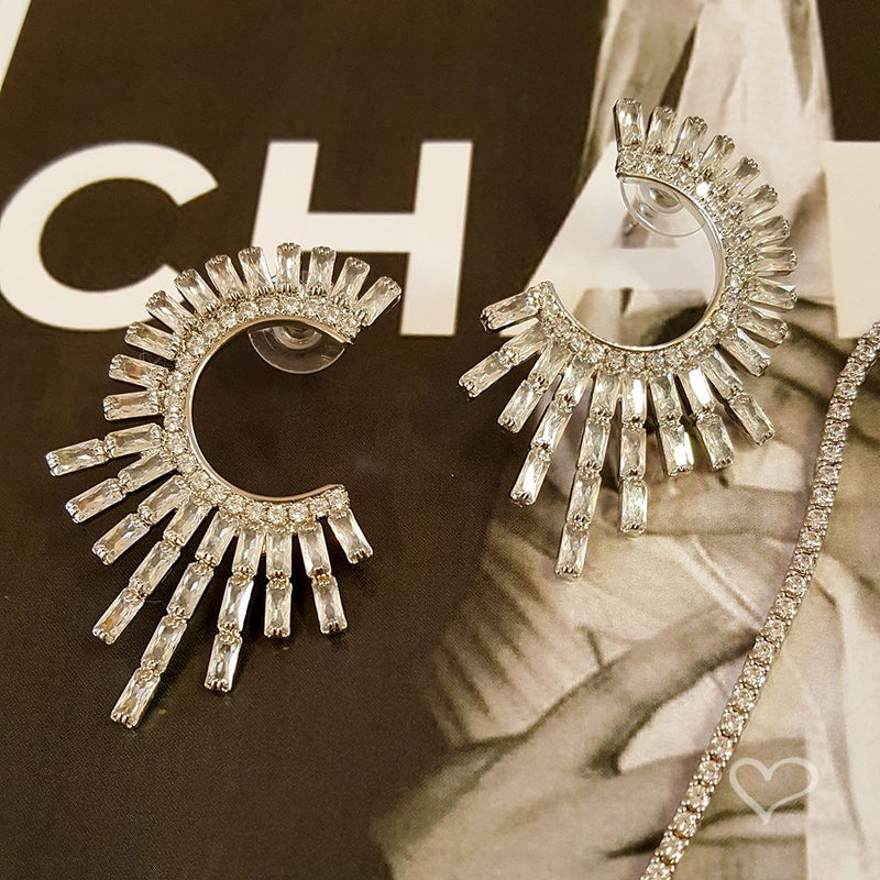 Brinco Semi Círculo Rihanna Zircônias Baguete Folheado em Ródio Branco - Piuka
