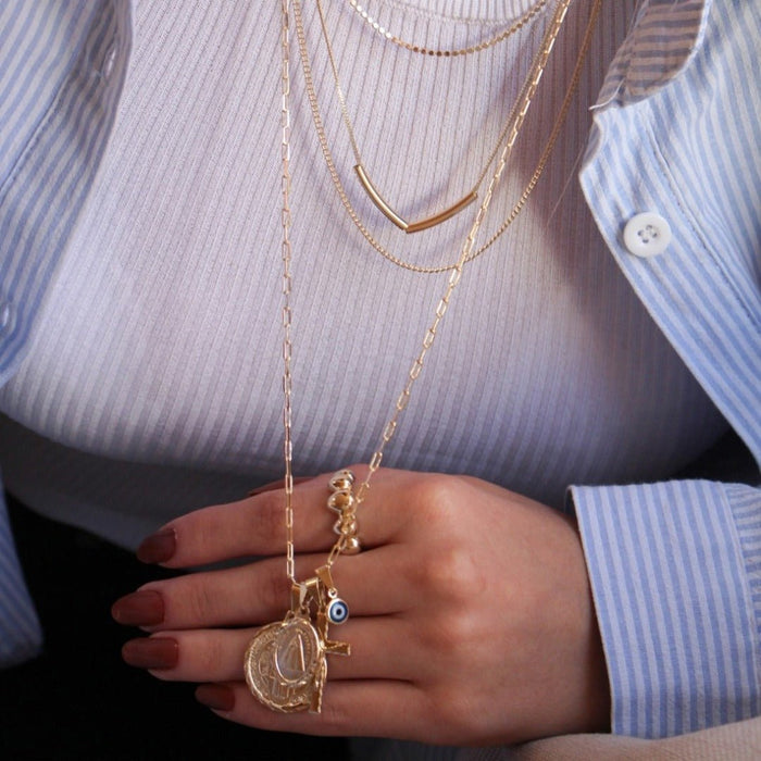 Colar Longo Medalha Martha Amuletos Folheado a Ouro 18k
