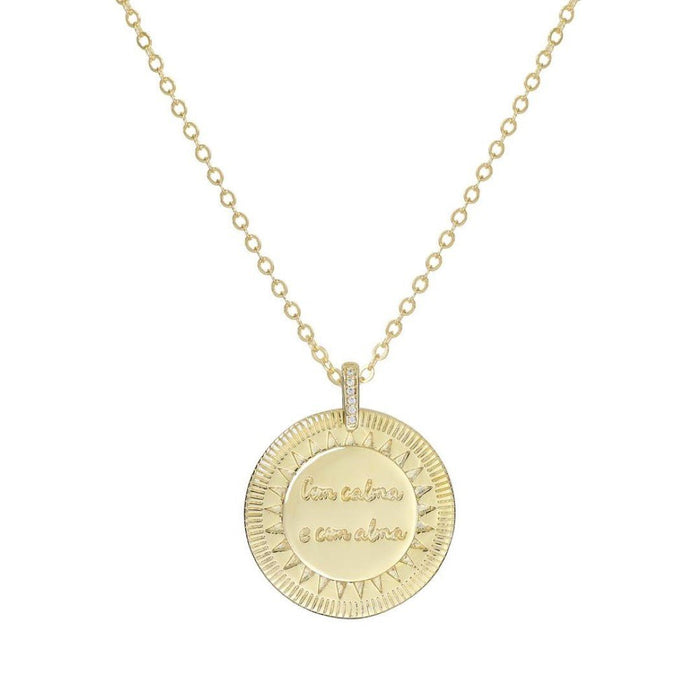 Colar Longo Medalha Vintage com Calma e com Alma Folheado a Ouro 18k