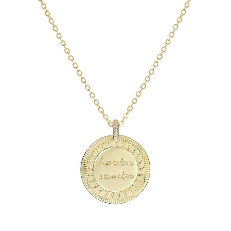Colar Longo Medalha Vintage com Calma e com Alma Folheado a Ouro 18k - Piuka