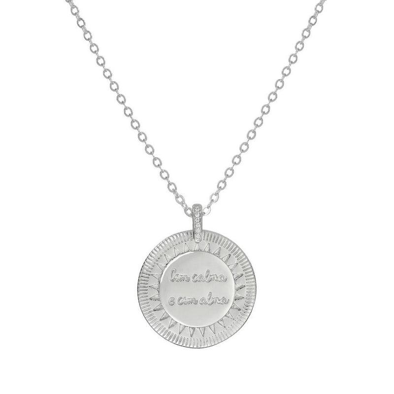 Colar Longo Medalha Vintage com Calma e com Alma Folheado em Ródio Branco - Piuka