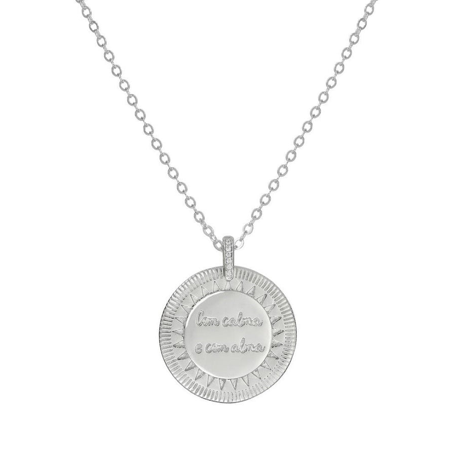 Colar Longo Medalha Vintage com Calma e com Alma Folheado em Ródio Branco - Piuka