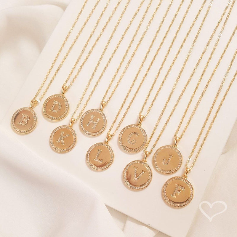 Colar Medalha Thassia Letra Nome Zircônias Folheado a Ouro 18k - Piuka
