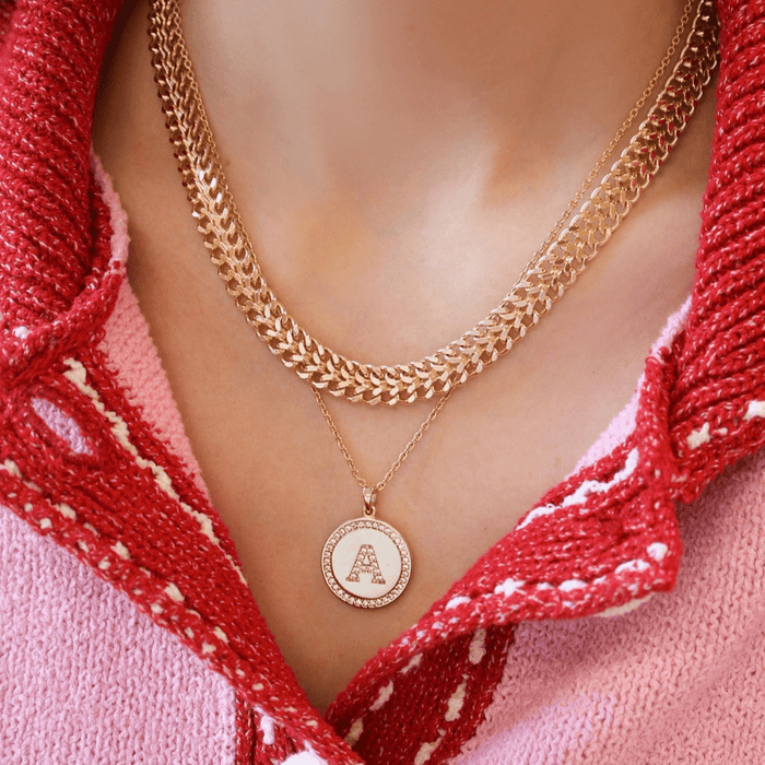 Colar Medalha Thassia Letra Nome Zircônias Folheado a Ouro 18k