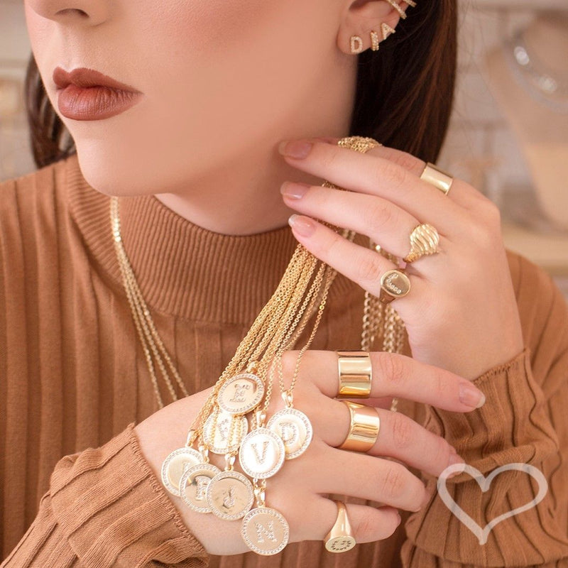 Colar Medalha Thassia Letra Nome Zircônias Folheado a Ouro 18k - Piuka