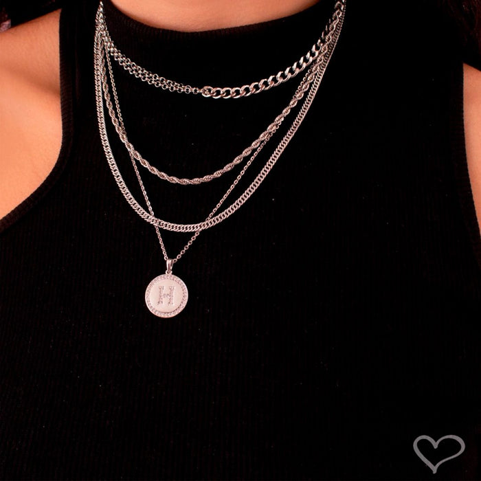 Colar Medalha Thassia Letra Nome Zircônias Folheado em Ródio Branco