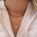 Colar Mini Medalha Espírito Santo Zircônias Folheado a Ouro 18k - Piuka