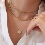 Colar Mini Medalha Espírito Santo Zircônias Folheado a Ouro 18k - Piuka