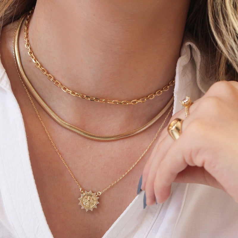 Colar Mini Medalha Espírito Santo Zircônias Folheado a Ouro 18k - Piuka